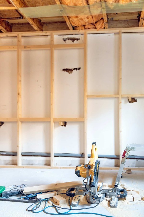 Comment l'art conceptuel remet-il en question les notions traditionnelles de beauté ?